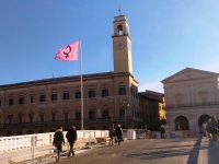 Uno stalker non può sedere nell’istituzione più importante e rappresentativa della città!