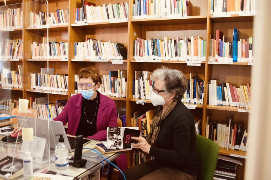 Due volontarie della biblioteca della casa della donna di Pisa