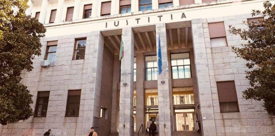 Basta violenza istituzionale: bambino di 8 anni separato con la forza dalla madre