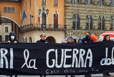 A Pisa nuovo flash mob femminista contro la guerra