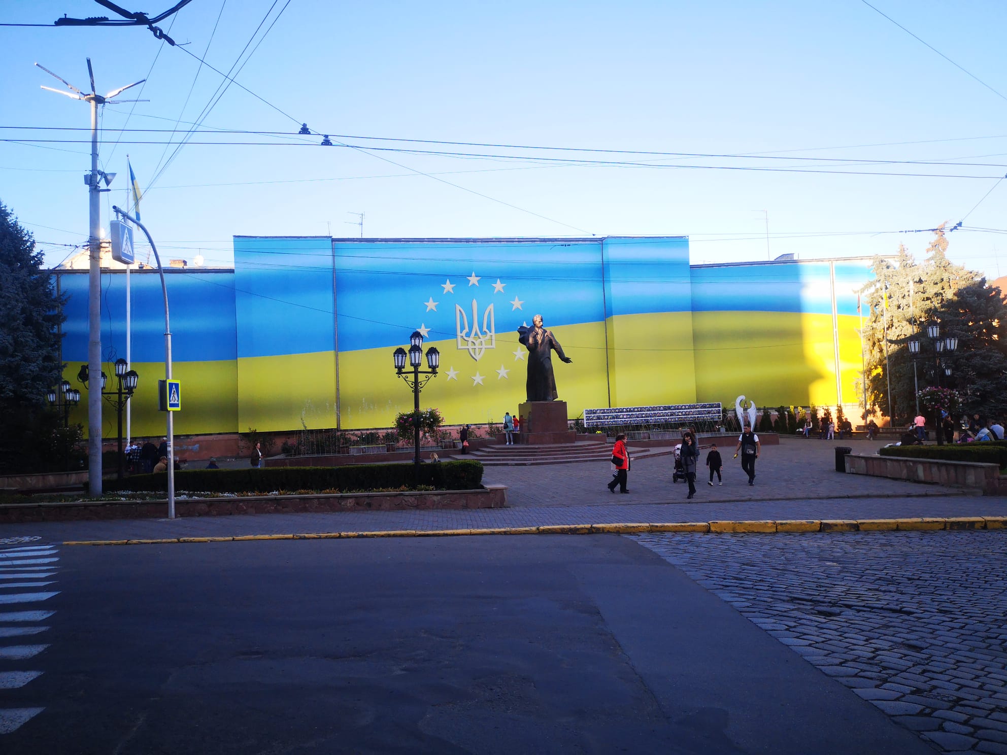 Kiev con una bandiera dell'Ucraina sullo sfondo